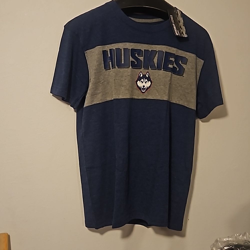 CAPTIVATING  HUSKIES T SHIRT L